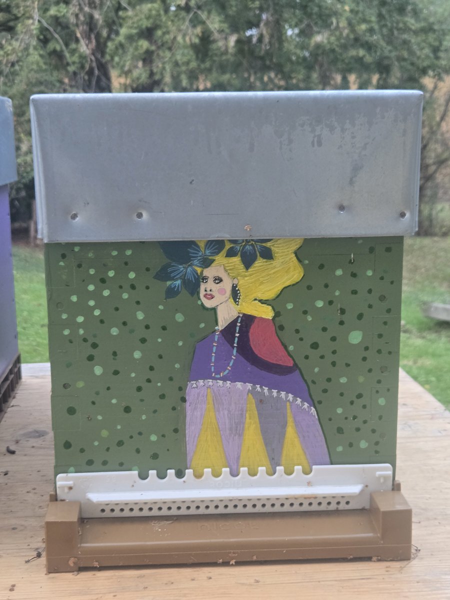 Ruche verte à pois peinte d'une silhouette de femme