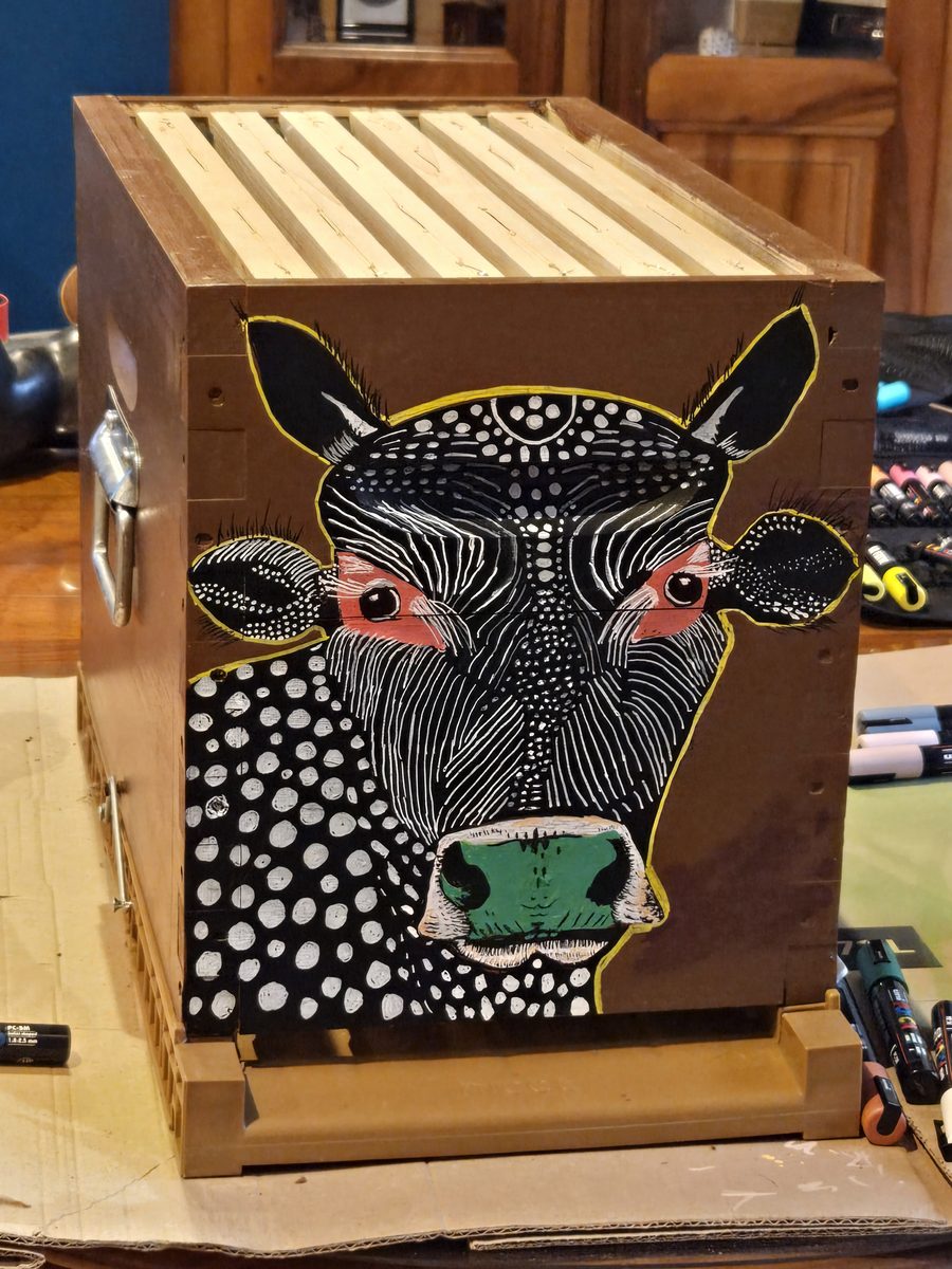 Ruche peinte d'une tête de vache